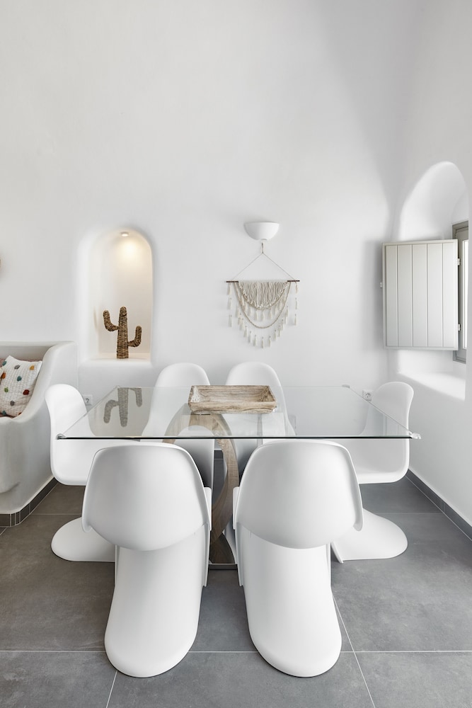 Mellow Luxury Cave — Hotel rooms in Oia, South Aegean