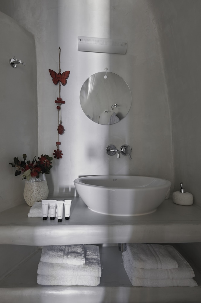Mellow Luxury Cave — Hotel rooms in Oia, South Aegean