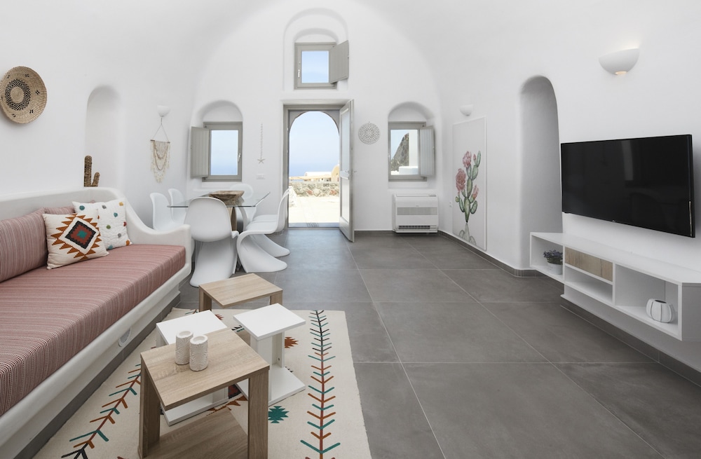 Mellow Luxury Cave — Hotel rooms in Oia, South Aegean