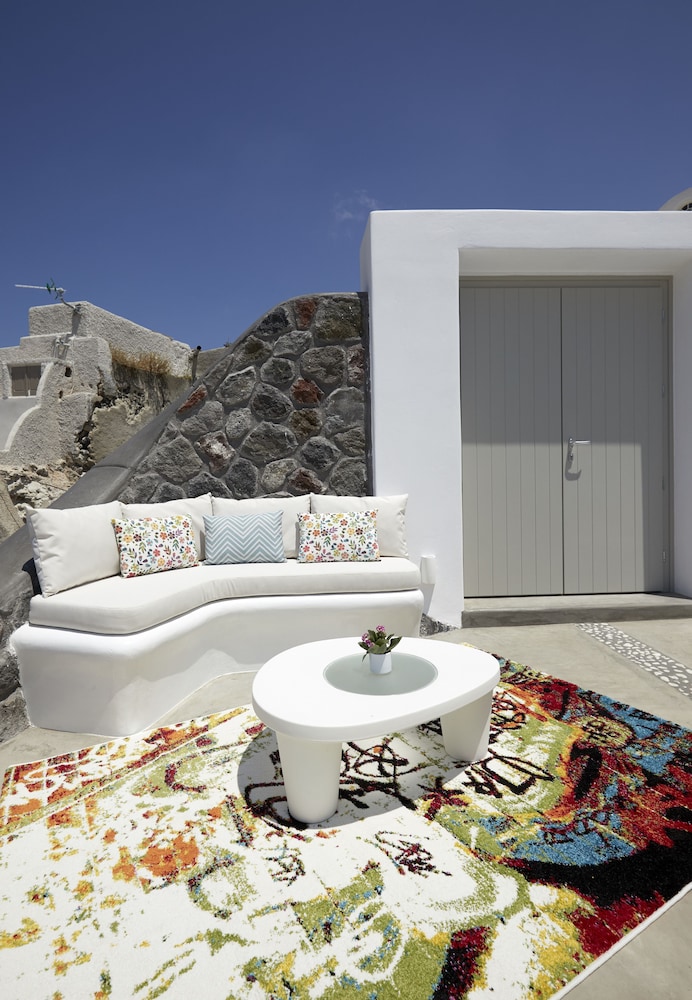 Mellow Luxury Cave — Hotel building in Oia, South Aegean