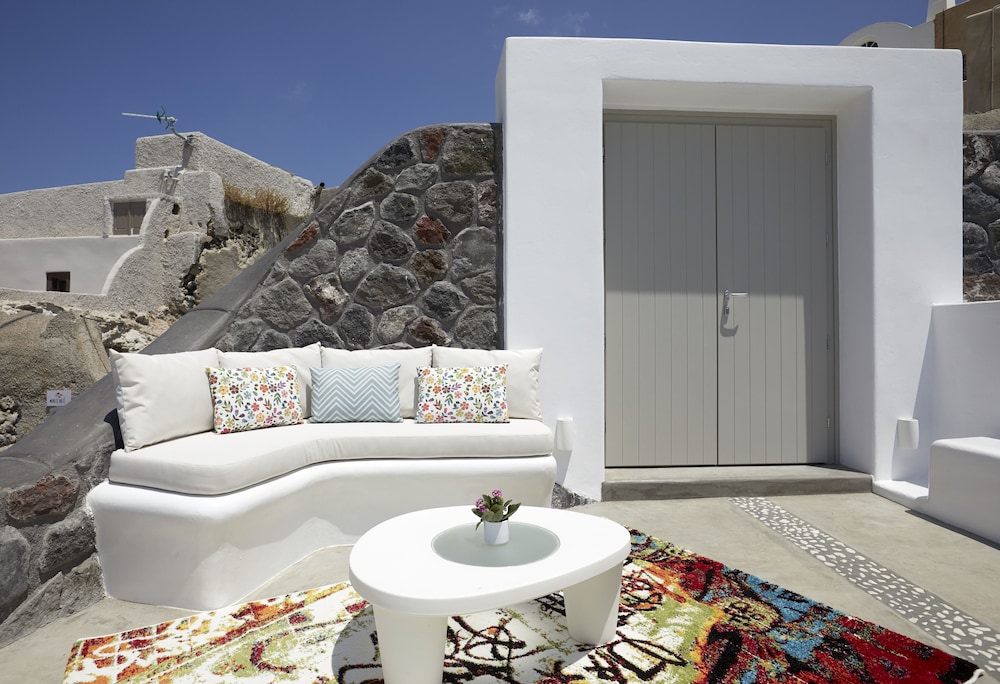 Mellow Luxury Cave — Hotel building in Oia, South Aegean