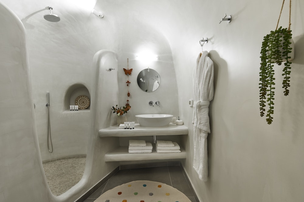 Mellow Luxury Cave — Hotel rooms in Oia, South Aegean