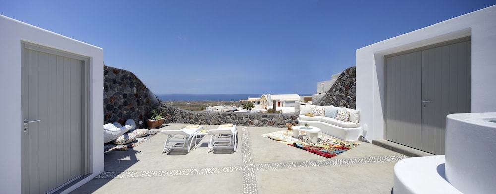 Mellow Luxury Cave — Hotel building in Oia, South Aegean