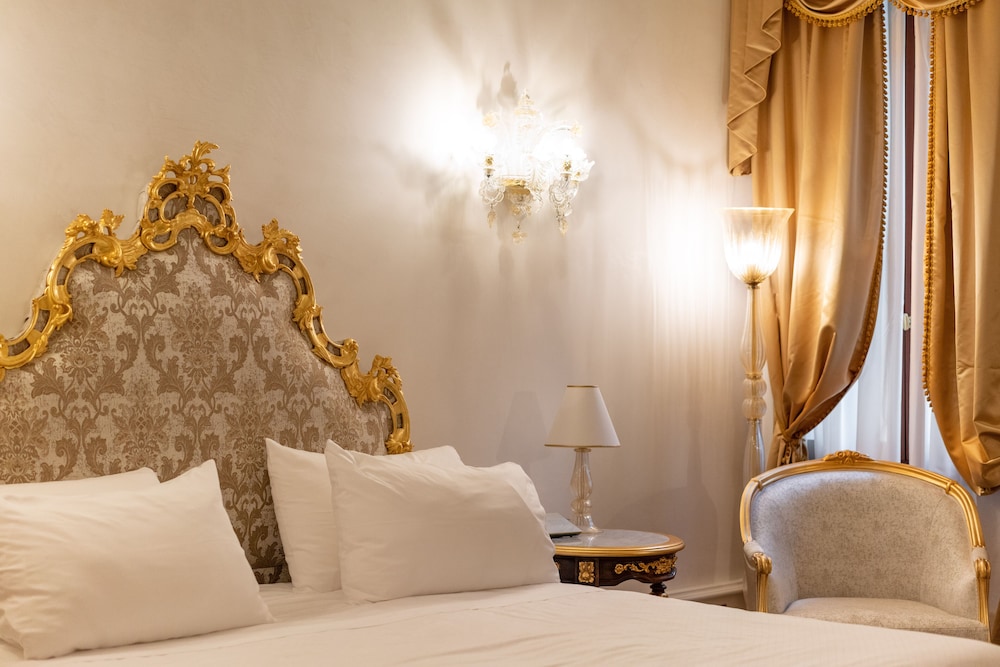 Cà Bonfadini Historic Experience — Hotel rooms in Venice, Veneto