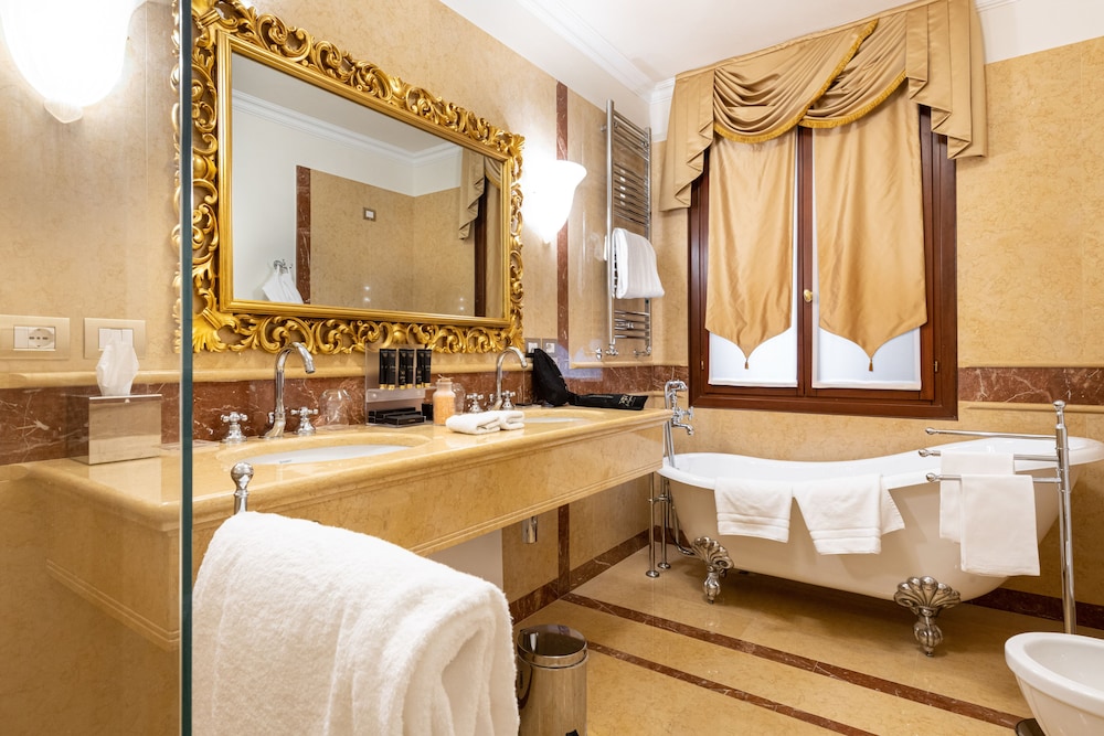 Cà Bonfadini Historic Experience — Hotel rooms in Venice, Veneto