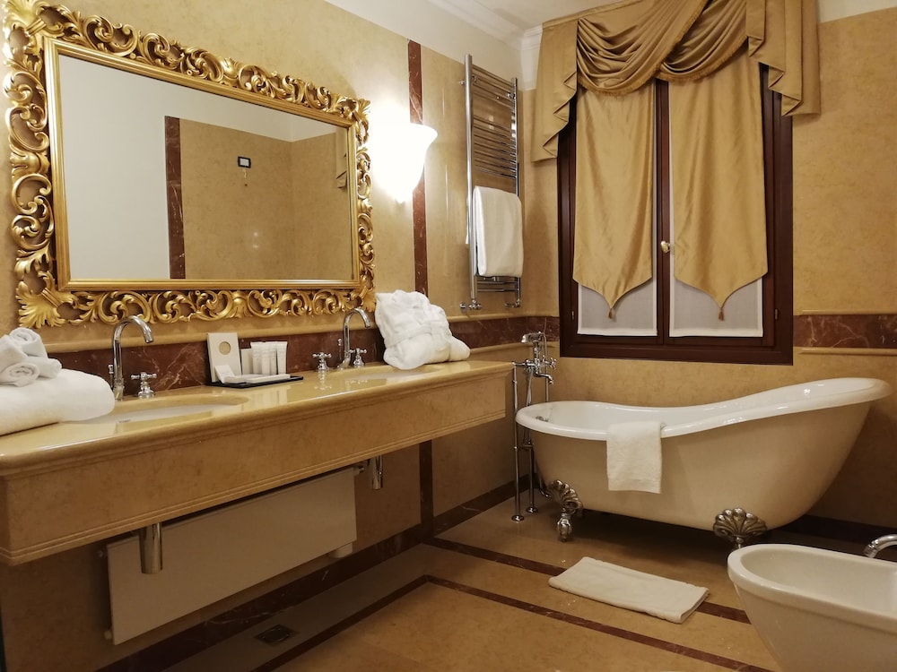 Cà Bonfadini Historic Experience — Hotel rooms in Venice, Veneto