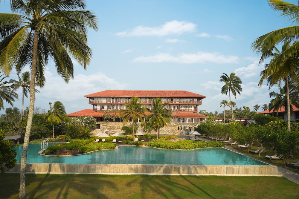 Cinnamon Bentota Beach - Signature Selection — Hotel building in Bentota