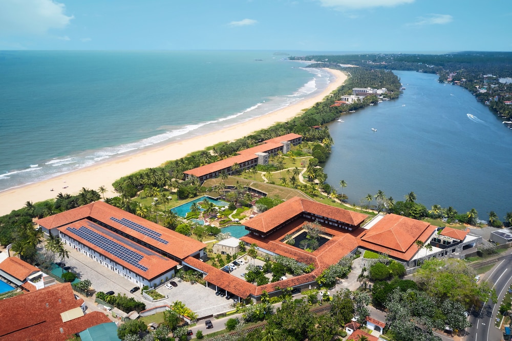 Cinnamon Bentota Beach - Signature Selection — Hotel building in Bentota