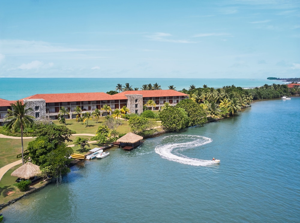 Cinnamon Bentota Beach - Signature Selection — Hotel building in Bentota