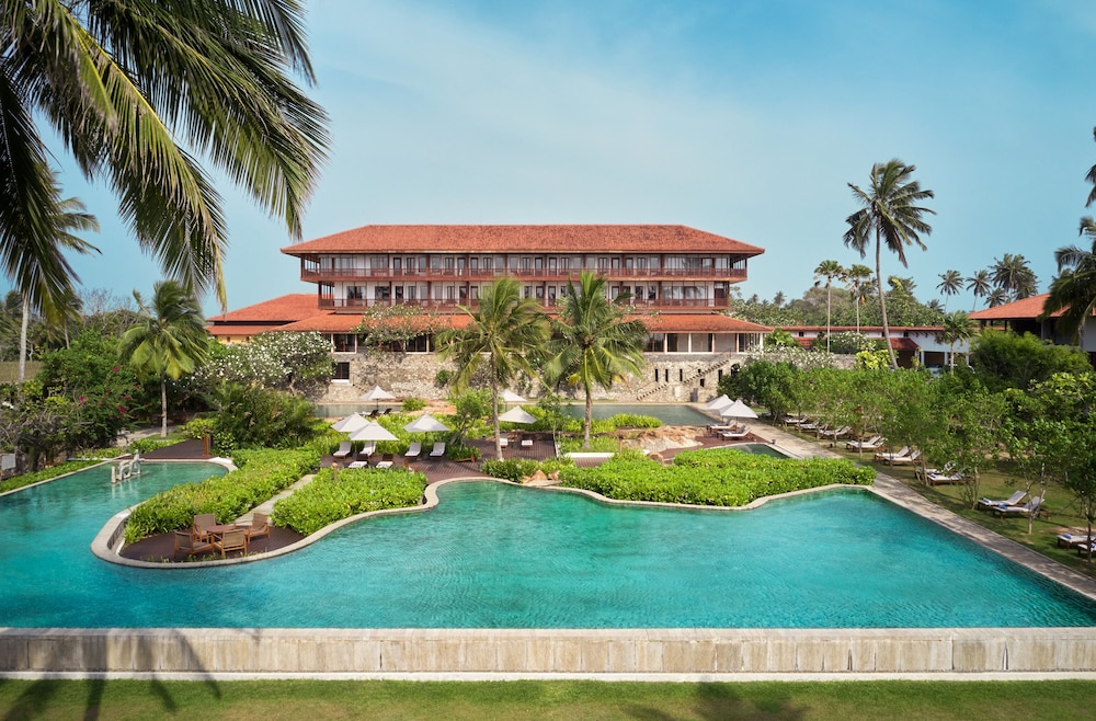 Cinnamon Bentota Beach - Signature Selection — Hotel building in Bentota