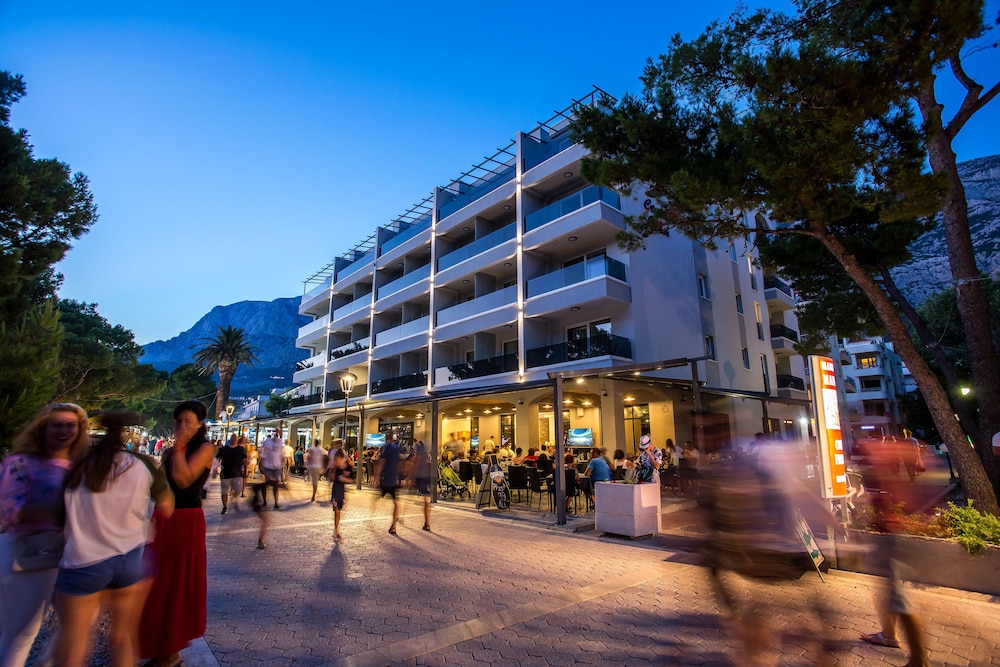 Hotel Central Beach 9 — Hotel building in Makarska, Split-Dalmatia