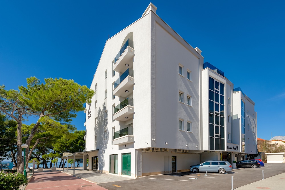 Hotel Central Beach 9 — Hotel building in Makarska, Split-Dalmatia