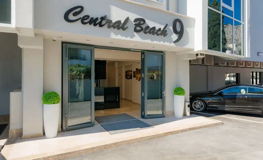 Hotel Central Beach 9 — Hotel building in Makarska, Split-Dalmatia
