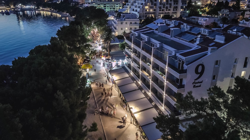 Hotel Central Beach 9 — Hotel building in Makarska, Split-Dalmatia