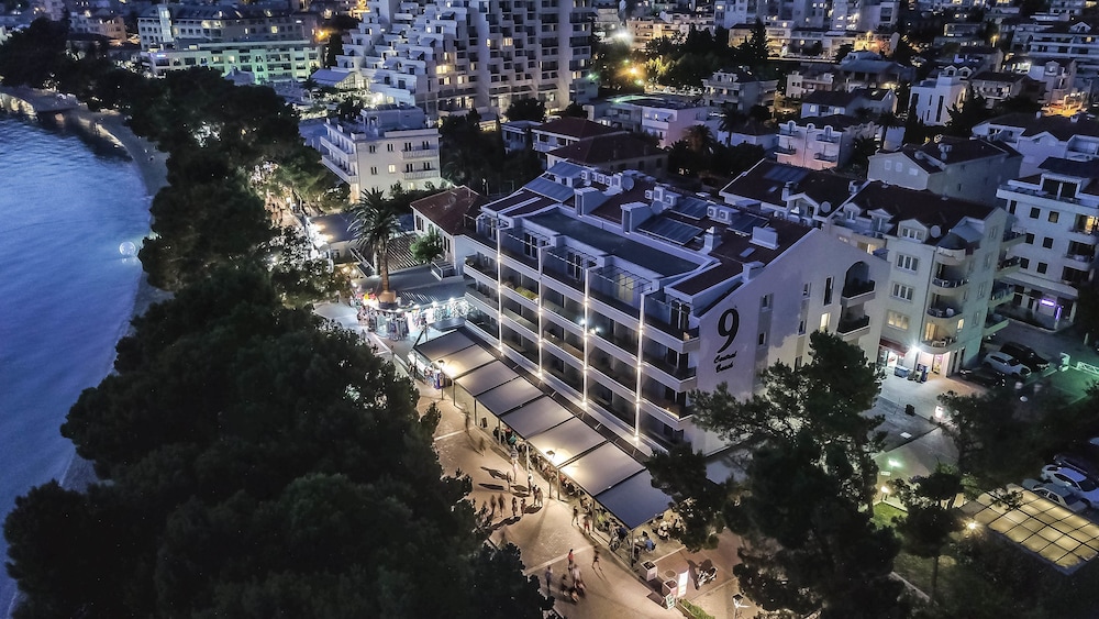 Hotel Central Beach 9 — Hotel building in Makarska, Split-Dalmatia