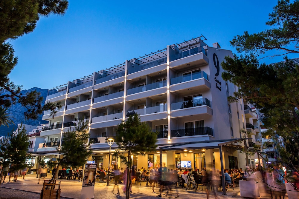 Hotel Central Beach 9 — Hotel building in Makarska, Split-Dalmatia
