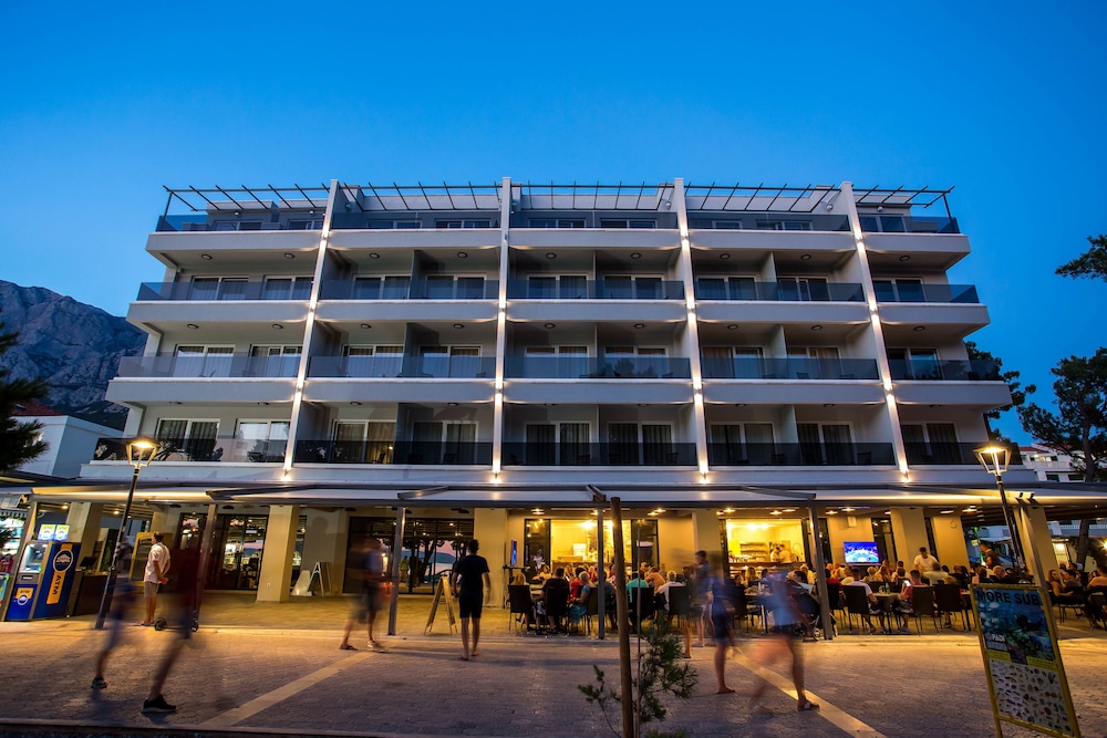 Hotel Central Beach 9 — Hotel building in Makarska, Split-Dalmatia