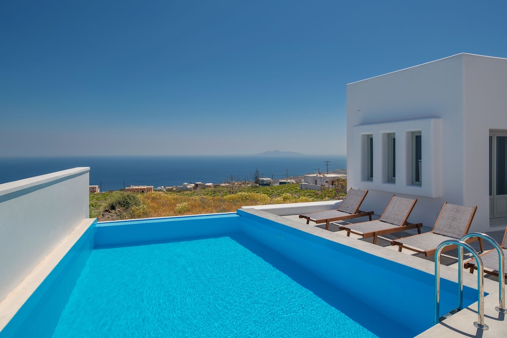 Seven Suites — Swimming pool in Imerovigli, South Aegean