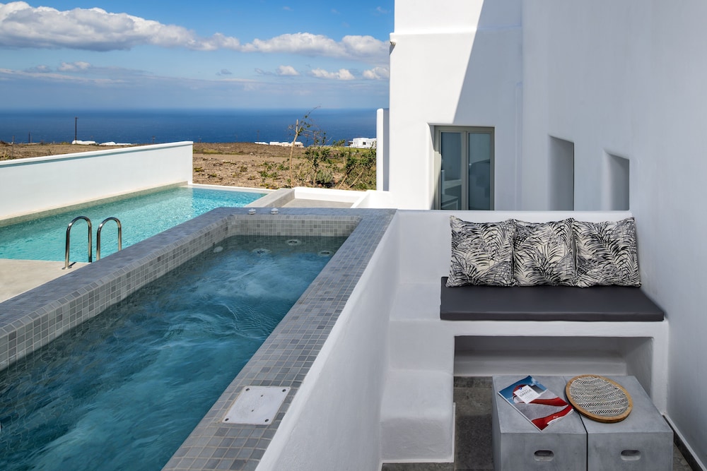 Seven Suites — Swimming pool in Imerovigli, South Aegean