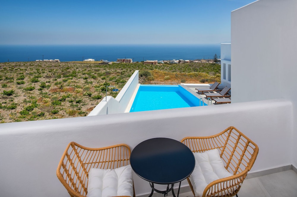 Seven Suites — Swimming pool in Imerovigli, South Aegean