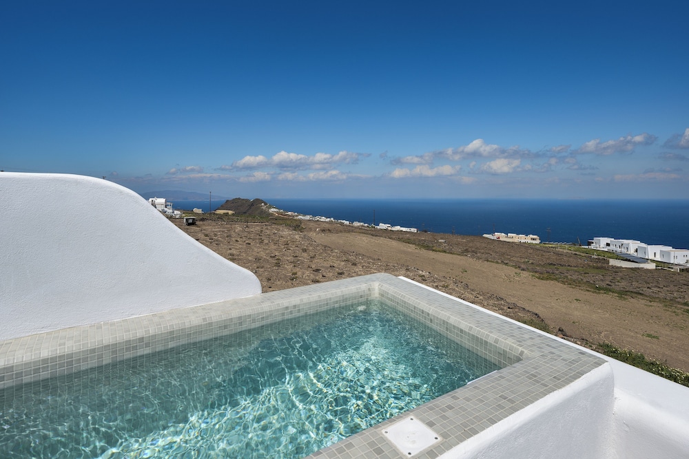 Seven Suites — Swimming pool in Imerovigli, South Aegean
