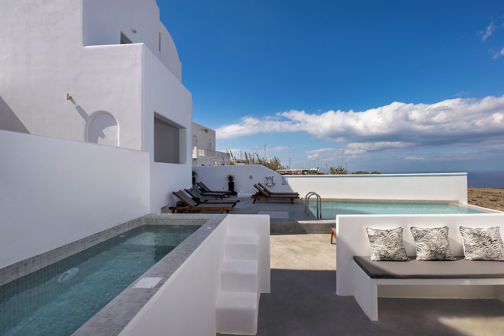 Seven Suites — Swimming pool in Imerovigli, South Aegean