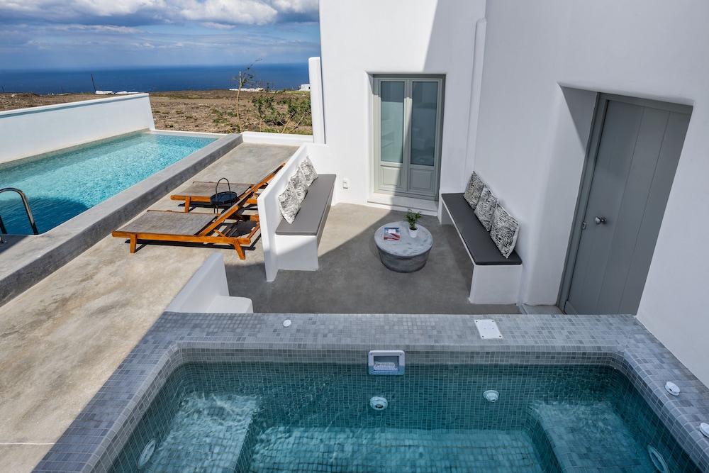 Seven Suites — Swimming pool in Imerovigli, South Aegean
