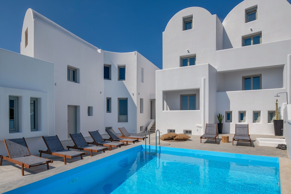 Seven Suites — Swimming pool in Imerovigli, South Aegean