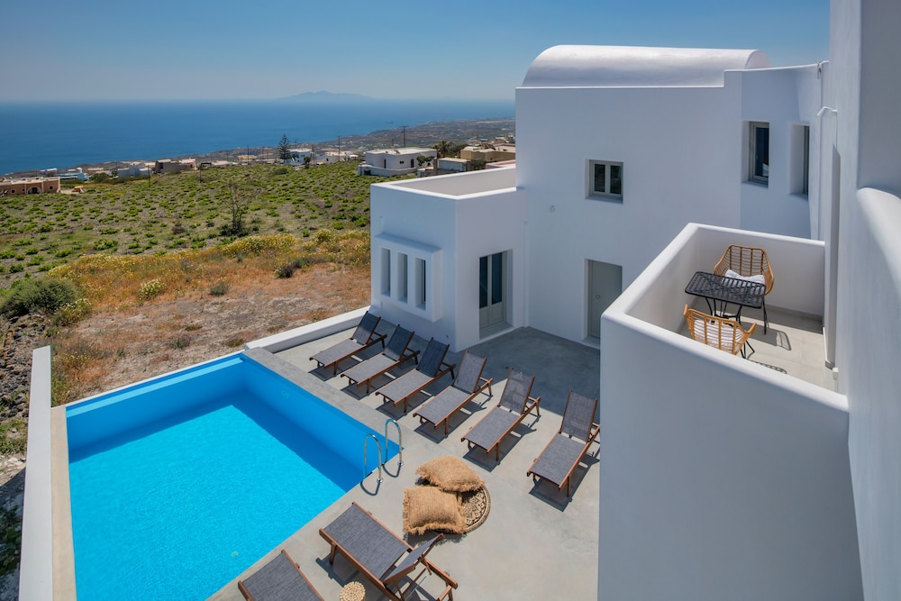 Seven Suites — Swimming pool in Imerovigli, South Aegean