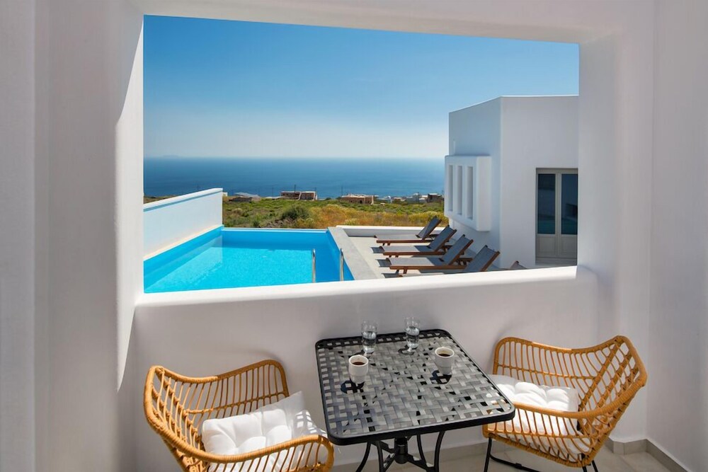 Seven Suites — Swimming pool in Imerovigli, South Aegean