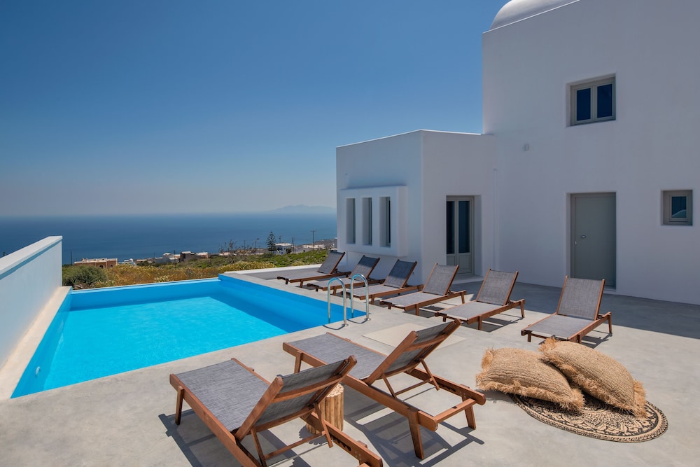 Seven Suites — Swimming pool in Imerovigli, South Aegean