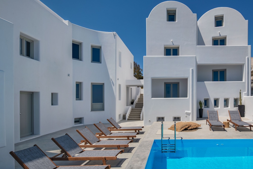 Seven Suites — Swimming pool in Imerovigli, South Aegean