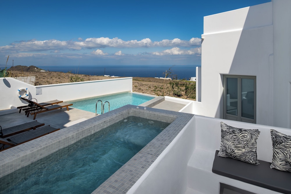 Seven Suites — Swimming pool in Imerovigli, South Aegean
