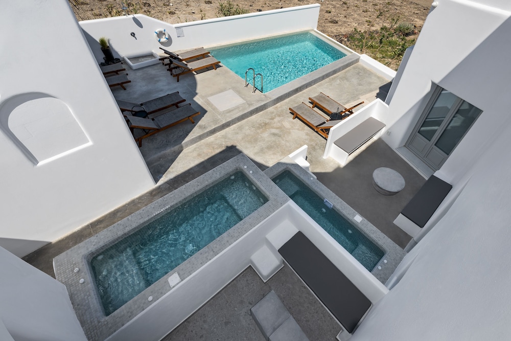 Seven Suites — Swimming pool in Imerovigli, South Aegean