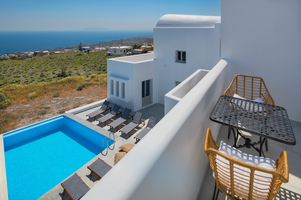Seven Suites — Swimming pool in Imerovigli, South Aegean