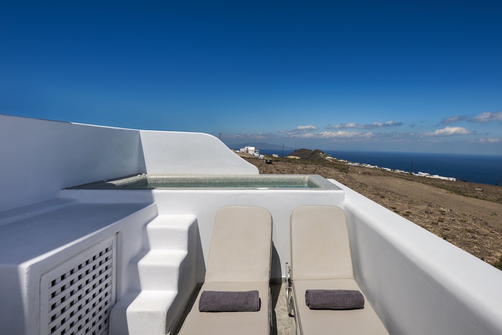 Seven Suites — Swimming pool in Imerovigli, South Aegean