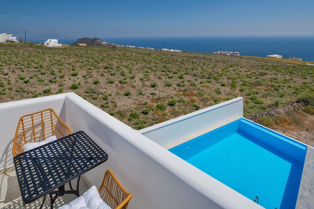 Seven Suites — Swimming pool in Imerovigli, South Aegean
