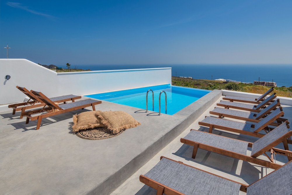 Seven Suites — Swimming pool in Imerovigli, South Aegean
