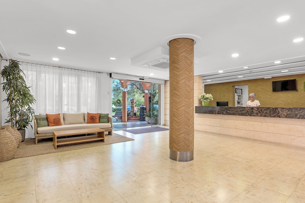 Cabot Club Torre Blanca — Hotel building in Sa Coma, Balearic Islands