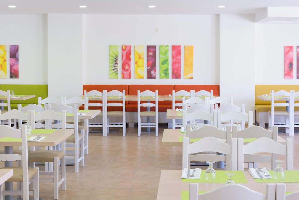 Cabot Club Torre Blanca — Restaurant & bars in Sa Coma, Balearic Islands