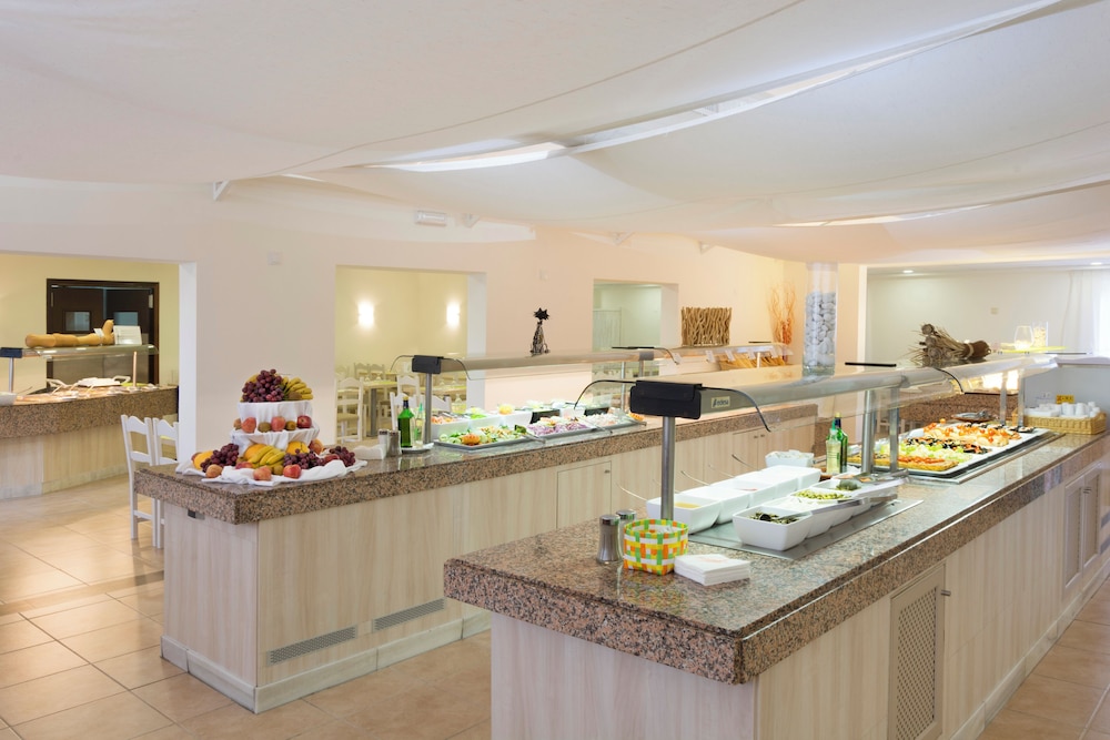 Cabot Club Torre Blanca — Restaurant & bars in Sa Coma, Balearic Islands