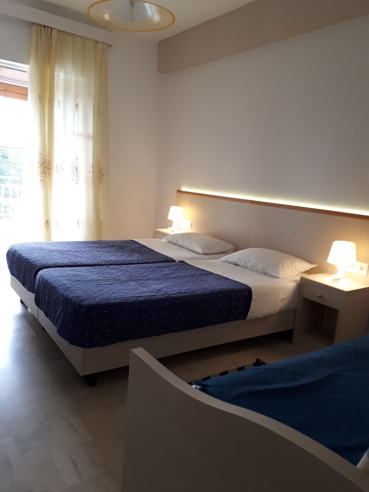 Sophie Studios — Hotel rooms in Roda, Ionian Islands