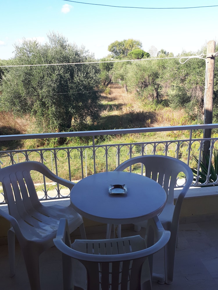 Sophie Studios — Hotel rooms in Roda, Ionian Islands