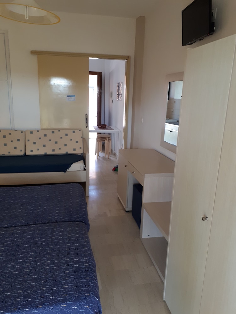 Sophie Studios — Hotel rooms in Roda, Ionian Islands