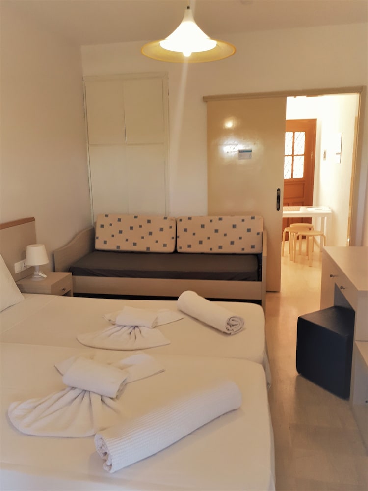 Sophie Studios — Hotel rooms in Roda, Ionian Islands