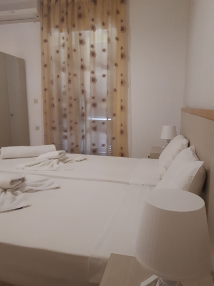 Sophie Studios — Hotel rooms in Roda, Ionian Islands