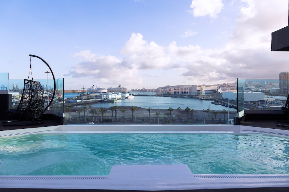 Hotel Puerto de La Luz by Pierre and Vacances — Swimming pool in Las Palmas, Canary Islands