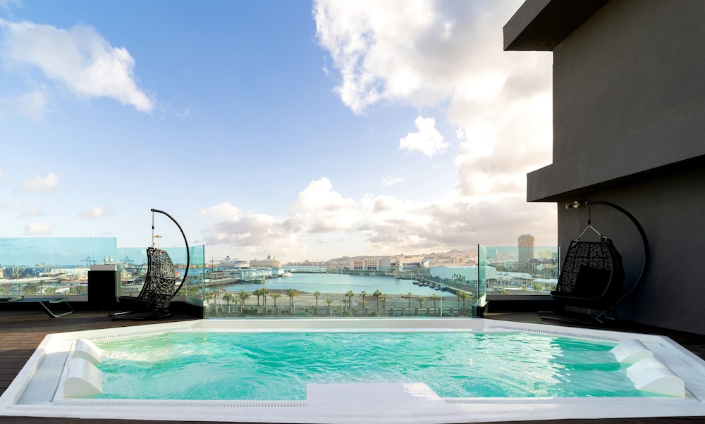 Hotel Puerto de La Luz by Pierre and Vacances — Swimming pool in Las Palmas, Canary Islands