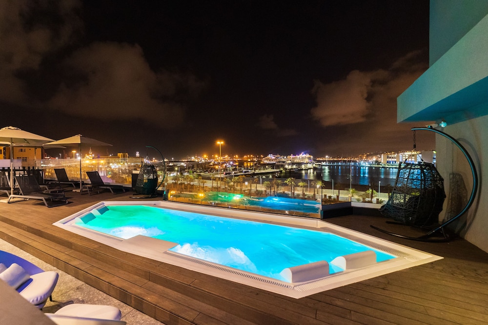 Hotel Puerto de La Luz by Pierre and Vacances — Swimming pool in Las Palmas, Canary Islands