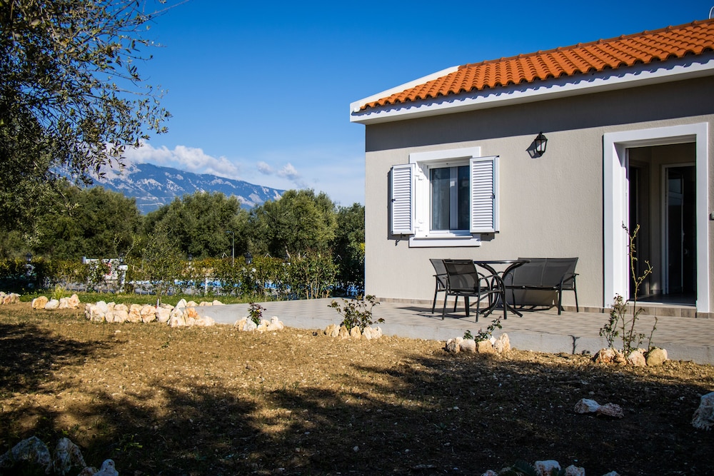 Casa de Rosa Apartments — Hotel building in Svoronata, Ionian Islands